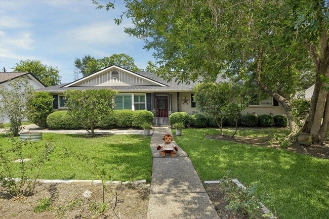 Building Photo - 10303 Greenwillow Dr