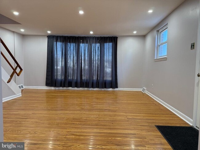 Photo - 9304 Lansford St