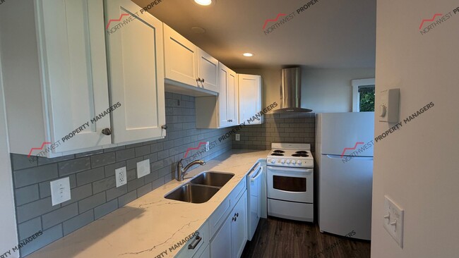 Photo - 609 68th Ave NE