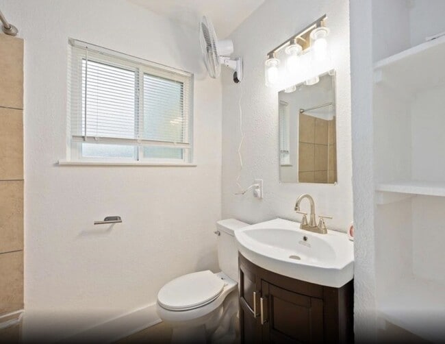 Photo - 6043 Lyndhurst Dr
