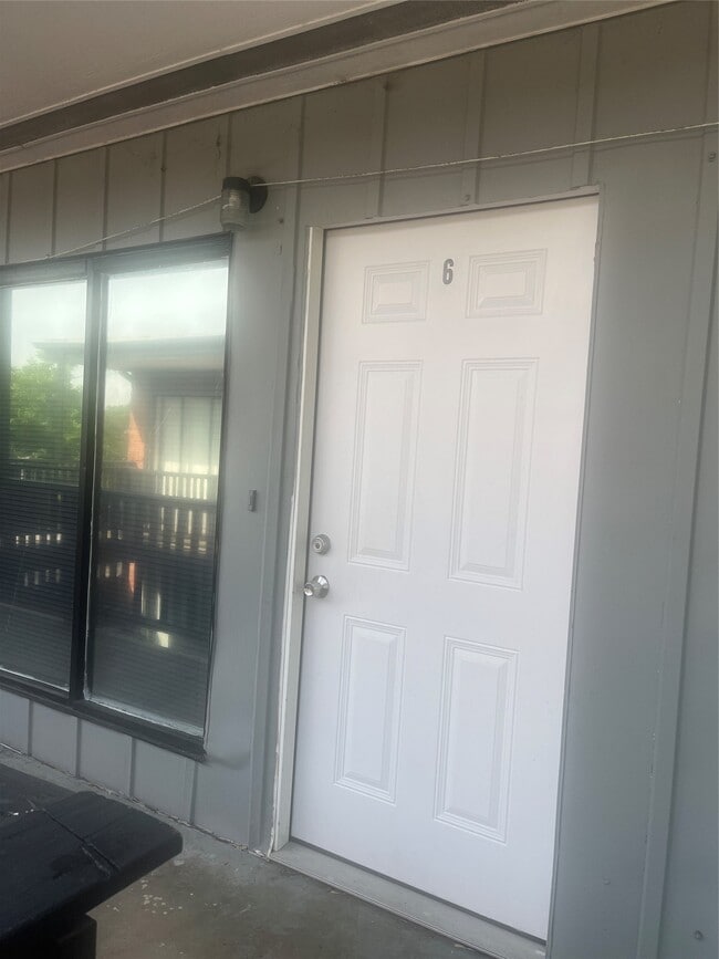 Building Photo - 1204 St Joseph St Unit 6