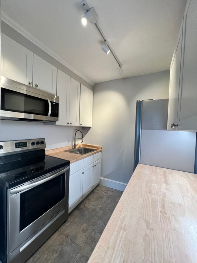 Cocina reformada, suelos de baldosas y accesorios nuevos. - 5 Chapel St