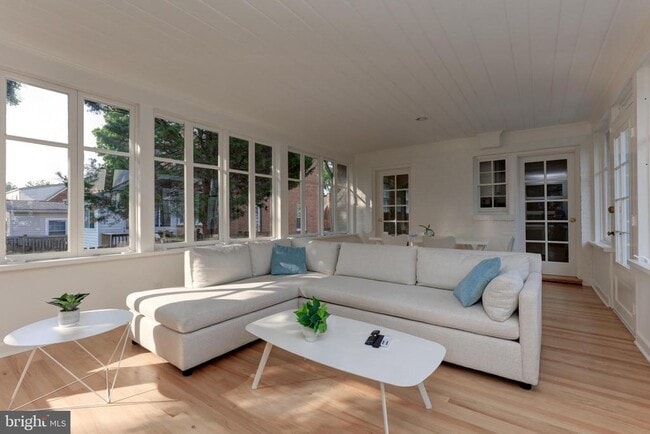 Photo - 1723 Oakcrest Dr