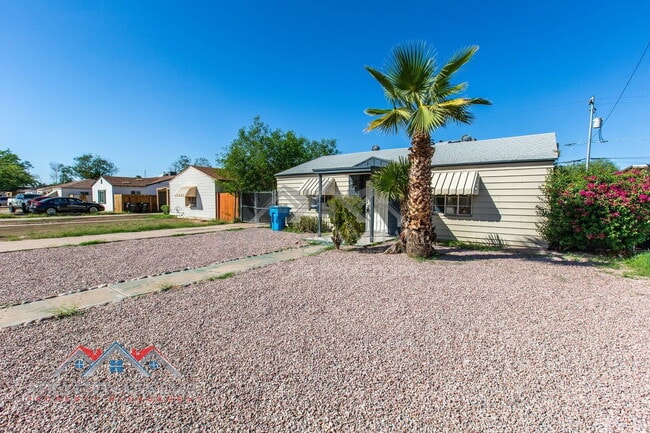 Building Photo - 1324 W Clarendon Ave