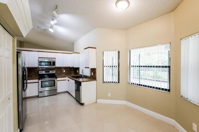 Building Photo - 20241 NW 8th St Rental