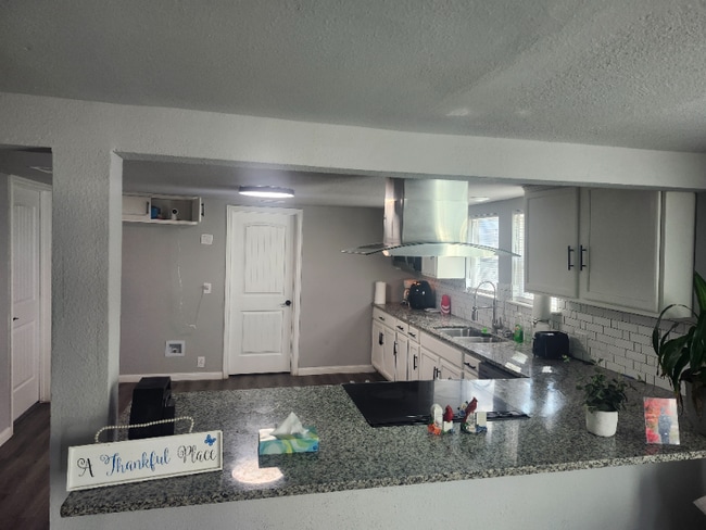 Building Photo - 714 E Lamar St