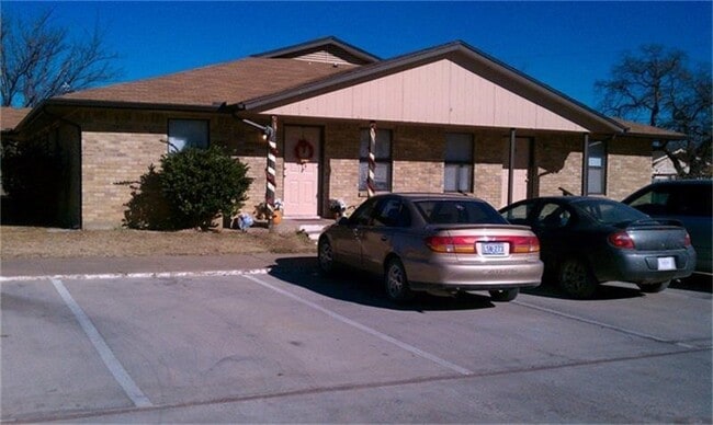 Photo - 500 W Sadosa St