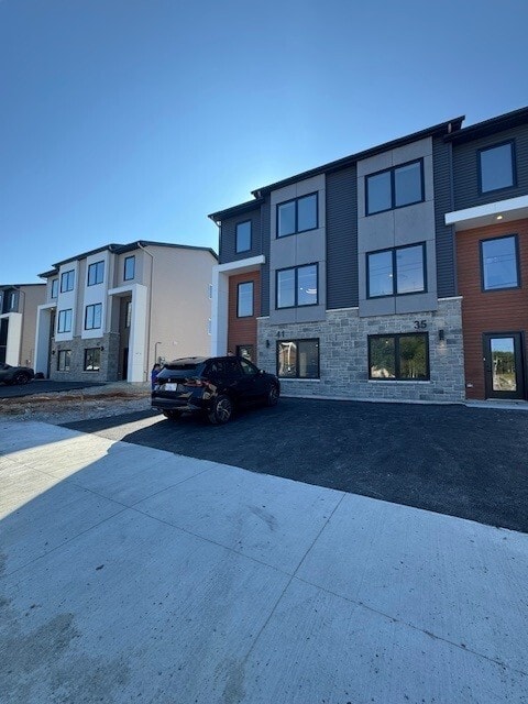 Building Photo - 41 Colonial Cres