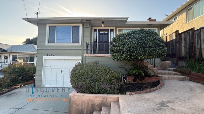 Building Photo - Chic Mid Century Modern Home