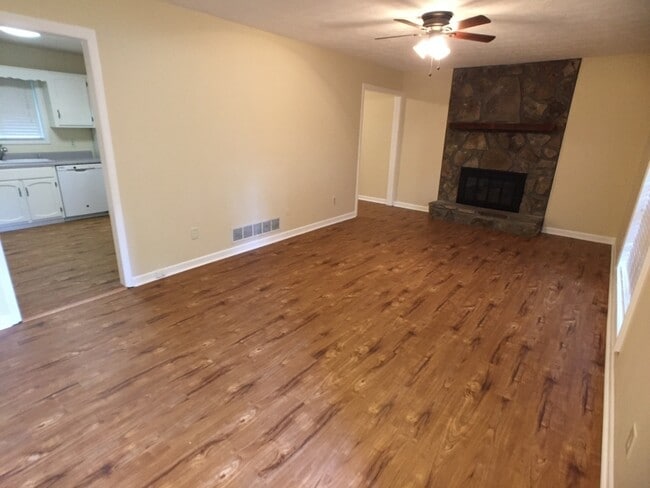 Photo - Kennesaw - 3 or 4BR - WALK to Big Shanty Park!