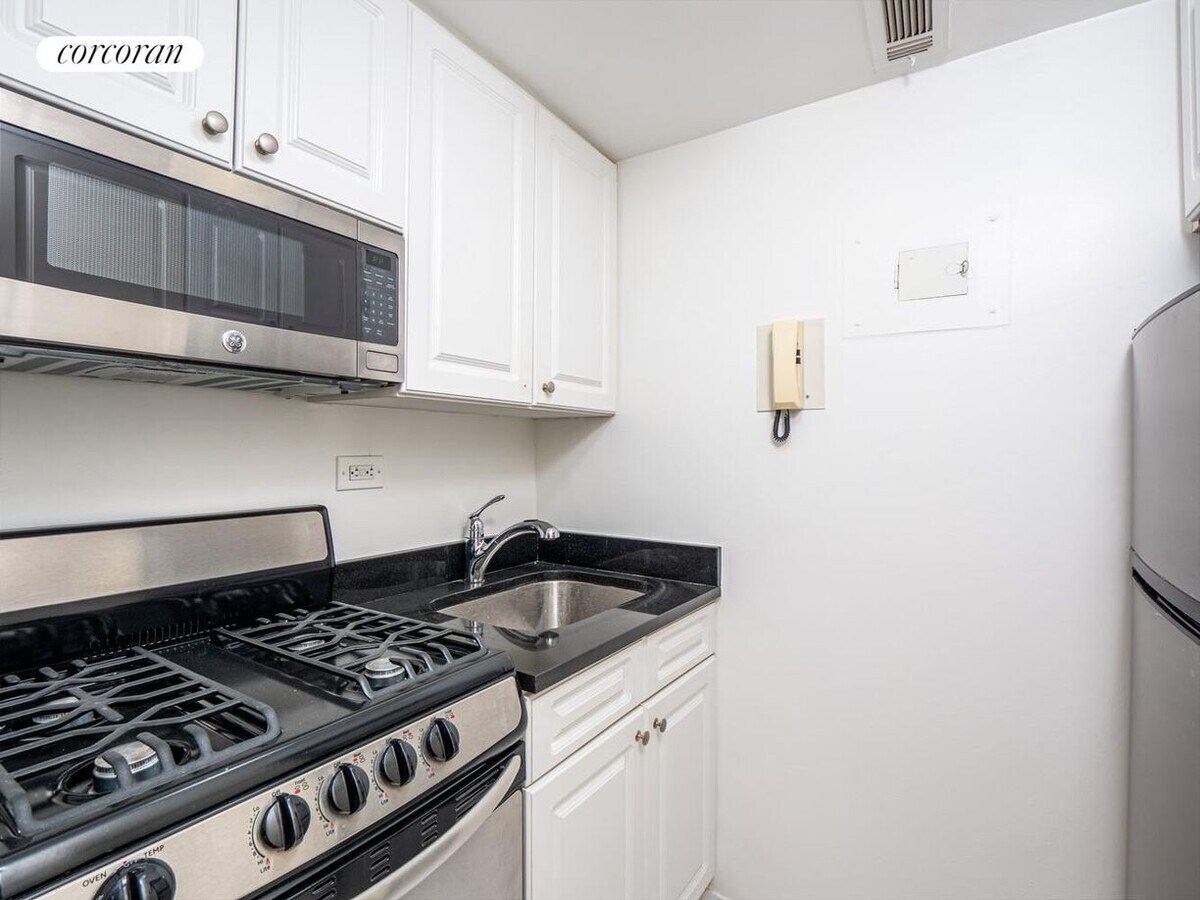 Photo - 35 E 35th St