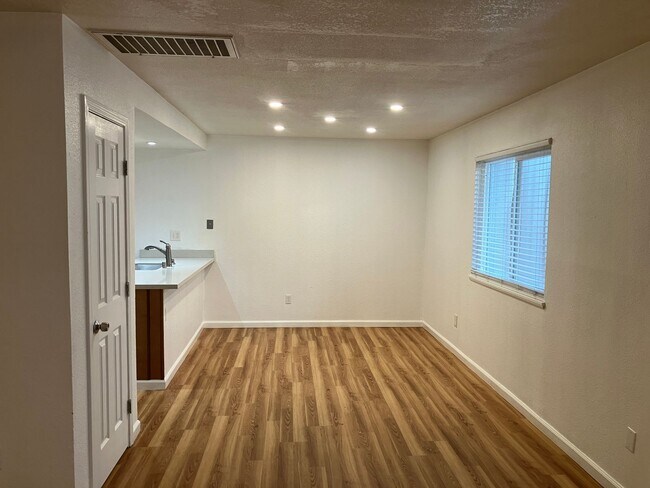 Photo - 1716 Sylvan Ave Unidad 1