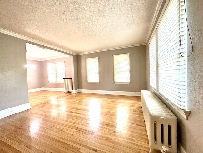 Photo - 2320 E 2nd St Unidad 1 (Lower)