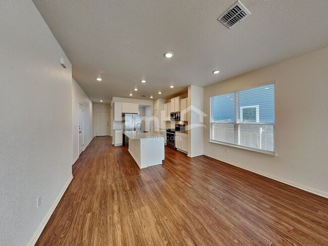 Photo - 421 Pebble Bend