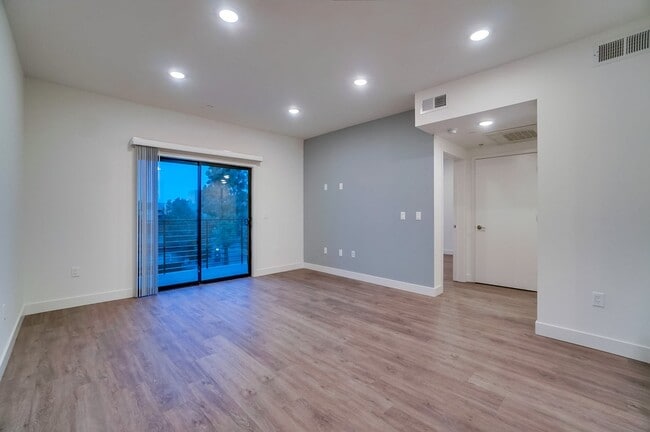 8600 Glenoaks Blvd