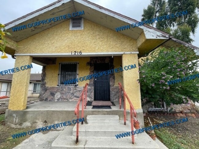 Building Photo - Rent Ready / / Charming 3 Bedoom Home with...