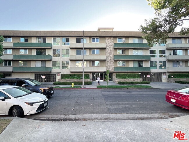 Building Photo - 525 N Sycamore Ave Unit 411 Rental