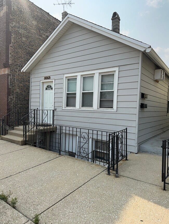Building Photo - 3062 S Lyman St Unit #2
