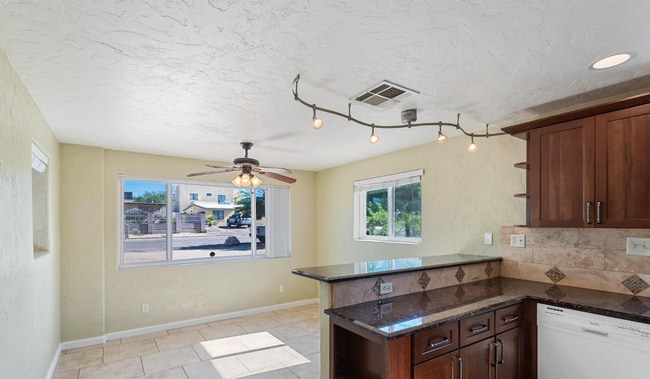 Photo - 410 E Waverly St