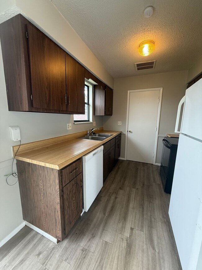 Photo - Spacious 2 bedroom 1 bathroom duplex in a great location!