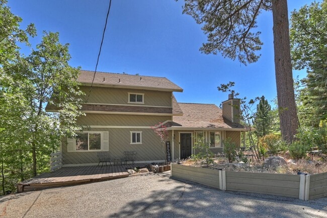 Building Photo - Stylish Chalet with Lake Rights Rental