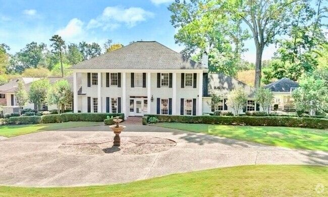 Building Photo - Grand 5BR Oasis with Courtyard & Outdoor K... Rental