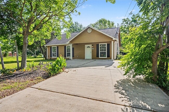 Building Photo - 326 S Bell Dr