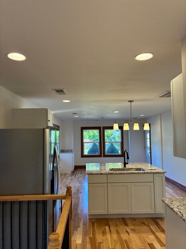 Photo - 875 W Oak St