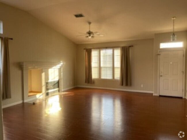 Building Photo - 3 Bedroom, 2 Bath Home $200.00 Off 1st Mon...