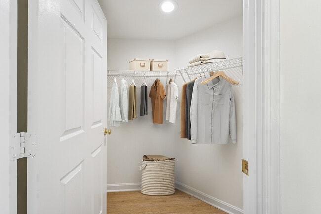 Vestidor - Avalon Courthouse Place