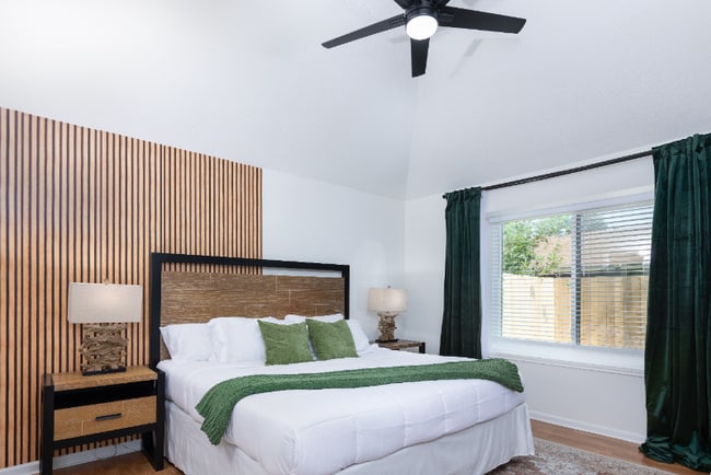 Photo - 817 Saunders Dr