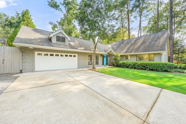 Photo - 4 BEDROOM - CHASTAIN PARK - AMAZING!