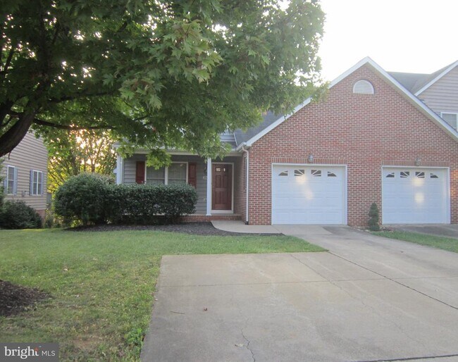 2040 Stoneleigh Dr