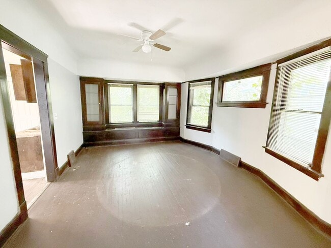 Building Photo - 3 BED 1 BATH BEAUTIFUL SINGLE FAMILY HOME