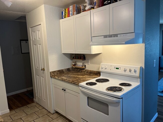 Building Photo - 4604 Neil Rd Unit 112