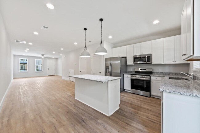 Photo - 621 W 4th St N