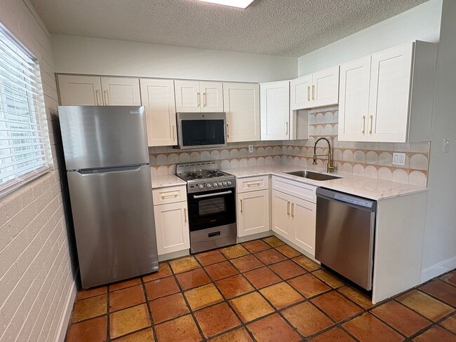 Building Photo - 1873 E University Dr Unit 2