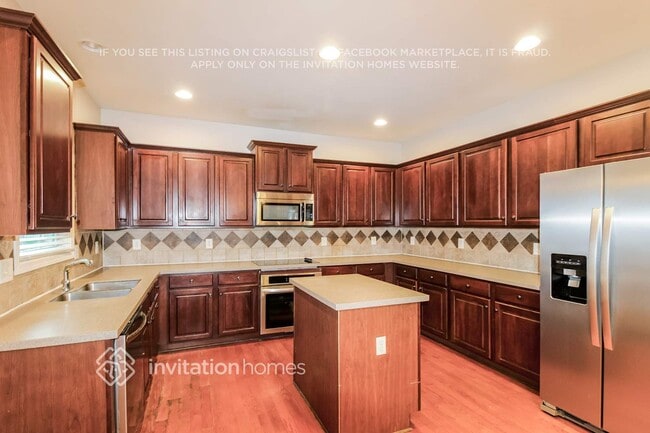 Photo - 625 Excalibur Ct SE