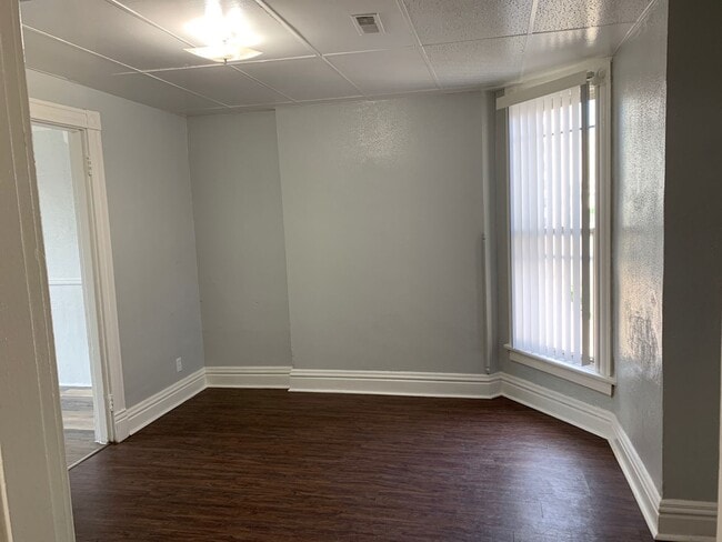 Building Photo - Large 1 br small living room and a very sm... Unit Apt #8