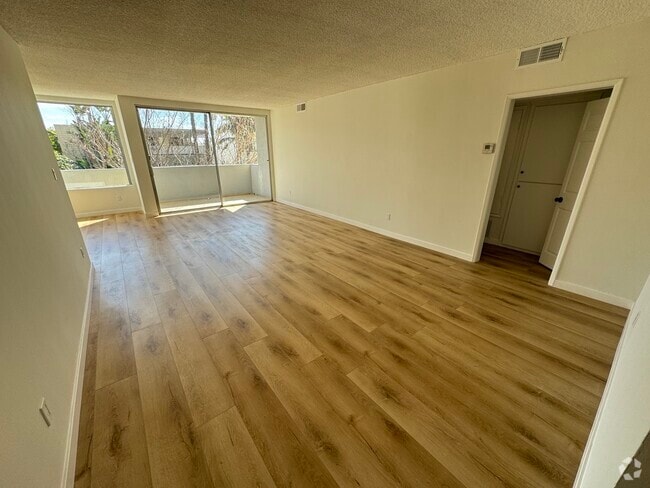 Building Photo - 1547 N Hayworth Ave Unit 101 Rental