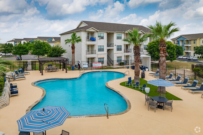 Nova Vista Apartments at Woodlake - Nova Vista Apartments at Woodlake