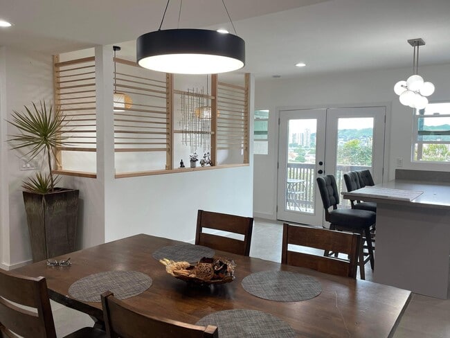 Área de cocina/comedor en el segundo piso; puerta de acceso al balcón. - 951 Hala Dr