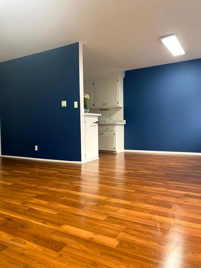 Building Photo - 911 N Harper Ave Unit 2