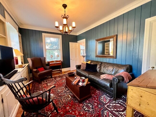 Photo - The Yellow Door on Marshall Avenue