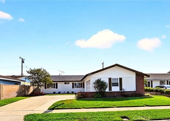 Building Photo - Single family house for rent in a fantastic location