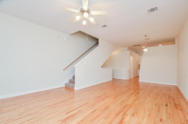 Photo - 11315 S Main St