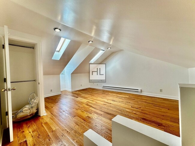 Photo - No Fee! Sun-Drenched 2-Bedroom Duplex with... Unidad 2
