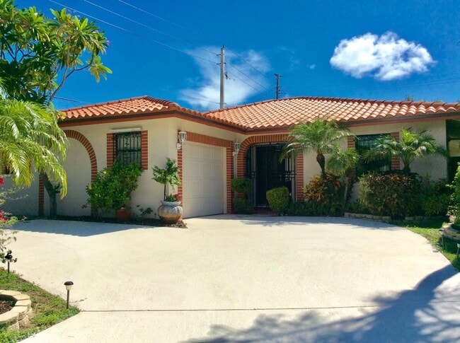 Building Photo - 1035 Soelca Dr Rental