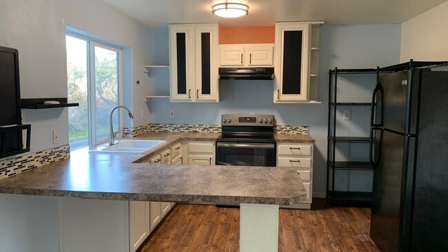 Kitchen - 901 Mount Olympus Ave SE Unit Apt C