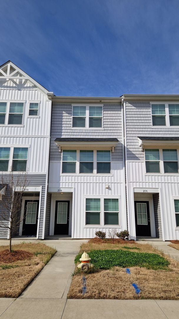 Building Photo - Brand New Townhome | 3 BR/3.5BA | 1-Car Garage | Near Downtown Mooresville